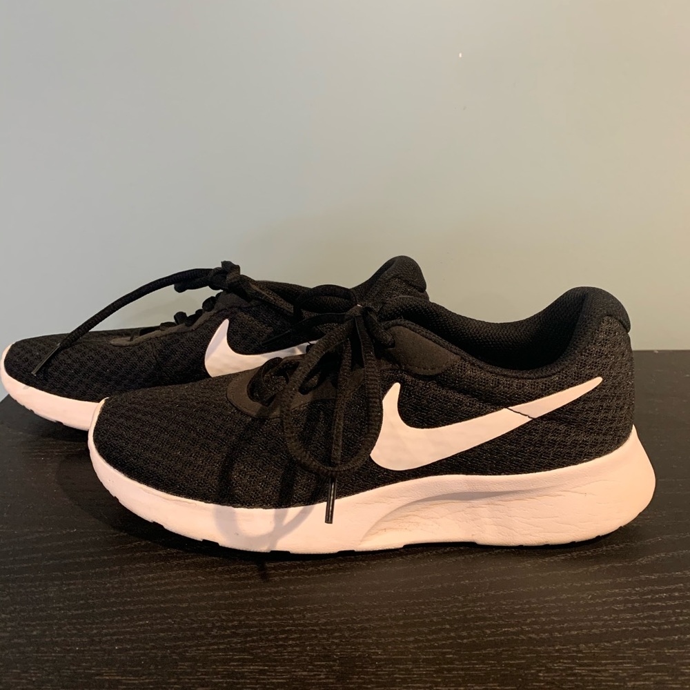 Nike Women’s Tanjun Black White Sneaker 6.5